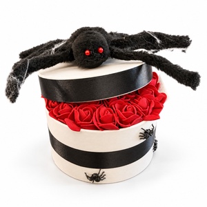 Piros rózsás Halloween virágbox óriáspókkal � kb. 30 � 22 cm - Meska.hu