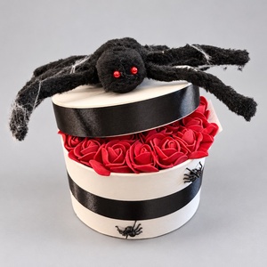 Piros rózsás Halloween virágbox óriáspókkal � kb. 30 � 22 cm - otthon & életmód - dekoráció - halloween - halloweeni asztaldísz - Meska.hu