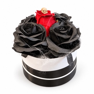 Fekete�piros rózsás mini Halloween virágbox koponyával � kb. 15 � 18 cm - Meska.hu