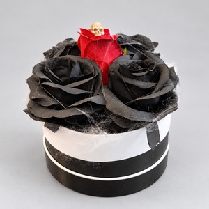 Fekete�piros rózsás mini Halloween virágbox koponyával � kb. 15 � 18 cm - otthon & életmód - dekoráció - halloween - halloweeni asztaldísz - Meska.hu