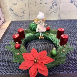 Angyali karácsony � zöld adventi koszorú piros gyertyákkal - karácsony - adventi díszek - adventi koszorú - Meska.hu