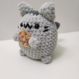 Pusheen cica horgolt plüss, Játék & Sport, Plüssállat & Játékfigura, Cica, Horgolás, Puha zseníliafonalból horgolt pusheen cica, aki egy csokis kekszet kapott a kezébe. Az anyaga mosha..., MESKA