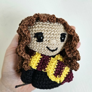 Hermione Granger horgolt figura - játék & sport - plüssállat & játékfigura - más figura - Meska.hu