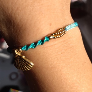 Ariel fésűkagylós makramé karkötő  - ékszer - karkötő - fonott karkötő - Meska.hu