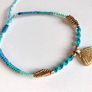 Ariel fésűkagylós makramé karkötő  - ékszer - karkötő - fonott karkötő - Meska.hu