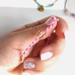 Pink asszimetrikus makramé karkötő virággal és szívvel - ékszer - karkötő - fonott karkötő - Meska.hu