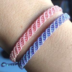 Korall, csillogós makramé karkötő  - ékszer - karkötő - fonott karkötő - Meska.hu