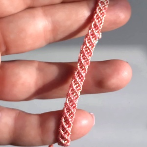 Korall, csillogós makramé karkötő  - ékszer - karkötő - fonott karkötő - Meska.hu