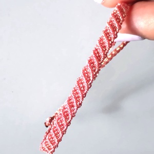 Korall, csillogós makramé karkötő , Ékszer, Karkötő, Fonott karkötő, Csomózás, Ékszerkészítés, MESKA