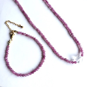 Rózsaszín turmalin ásványkarkötő és nyaklánc szett - Meska.hu