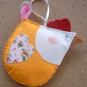 Tyúkanyó barkácsfilcből (narancssárga) - otthon & életmód - dekoráció - fali és függő dekoráció - függődísz - Meska.hu