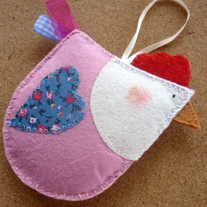 Tyúkanyó barkácsfilcből (fáradt rózsaszín) - otthon & életmód - dekoráció - fali és függő dekoráció - függődísz - Meska.hu