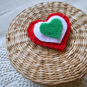 Kokárda kicsit másképp (szívecske) - ékszer - kitűző és bross - Meska.hu