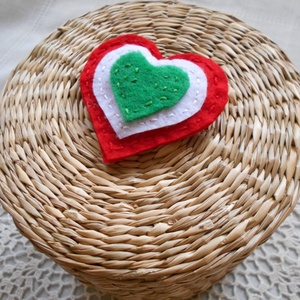 Kokárda kicsit másképp (szívecske) - ékszer - kitűző és bross - Meska.hu