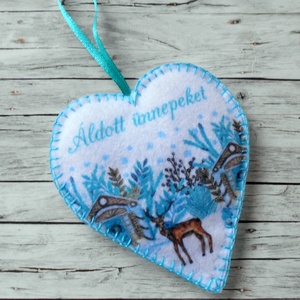 Áldott ünnepeket feliratos, szarvasos türkizkék-barna-fehér szív alakú dísz, Karácsony, Karácsonyi lakásdekoráció, Karácsonyfadíszek, Varrás, MESKA