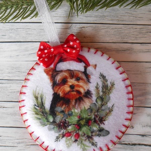 Yorki kutyusos karácsonyi bogyós ágakkal, mikulásvirággal kör alakú karácsonyfa dísz  - karácsony - karácsonyi lakásdekoráció - karácsonyfadíszek - Meska.hu
