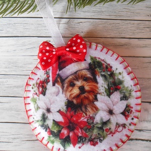 Yorki kutyusos karácsonyi bogyós ágakkal, mikulásvirággal kör alakú karácsonyfa dísz  - karácsony - karácsonyi lakásdekoráció - karácsonyfadíszek - Meska.hu