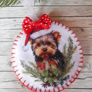 Yorki kutyusos karácsonyi bogyós ágakkal, mikulásvirággal kör alakú karácsonyfa dísz  - karácsony - karácsonyi lakásdekoráció - karácsonyfadíszek - Meska.hu