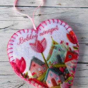 Nőnapi tulipános-házikós hímzett hatású szív , Otthon & Életmód, Dekoráció, Ajtó- és ablak dekoráció, Ablakdísz, Varrás, MESKA