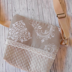 Vintage hangulatú beige alapon szívecske mintás táska hosszú pánttal, Táska & Tok, Kézitáska & válltáska, Vállon átvethető táska, Varrás, MESKA
