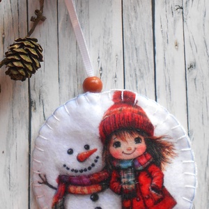 Kislány hóemberrel 9.kör alakú karácsonyfadísz , Karácsony, Karácsonyi lakásdekoráció, Karácsonyfadíszek, Varrás, Karácsonyfa díszítéséhez, ajándékozáshoz ajánlom ezt a cuki kislány hóemberrel mintájú, vatelinnel ..., MESKA