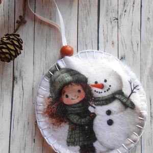 Kislány hóemberrel 10.kör alakú karácsonyfadísz , Karácsony, Karácsonyi lakásdekoráció, Karácsonyfadíszek, Varrás, Karácsonyfa díszítéséhez, ajándékozáshoz ajánlom ezt a cuki kislány hóemberrel mintájú, vatelinnel ..., MESKA