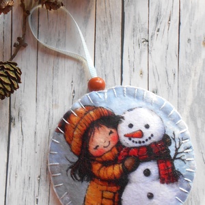 Kislány hóemberrel 11.kör alakú karácsonyfadísz , Karácsony, Karácsonyi lakásdekoráció, Karácsonyfadíszek, Varrás, Karácsonyfa díszítéséhez, ajándékozáshoz ajánlom ezt a cuki kislány hóemberrel mintájú, vatelinnel ..., MESKA