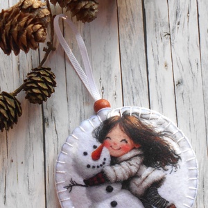 Kislány hóemberrel 12.kör alakú karácsonyfadísz , Karácsony, Karácsonyi lakásdekoráció, Karácsonyfadíszek, Varrás, Karácsonyfa díszítéséhez, ajándékozáshoz ajánlom ezt a cuki kislány hóemberrel mintájú, vatelinnel ..., MESKA