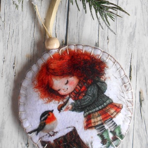 Kislány madárkával 1.kör alakú karácsonyfadísz , Karácsony, Karácsonyi lakásdekoráció, Karácsonyfadíszek, Varrás, MESKA