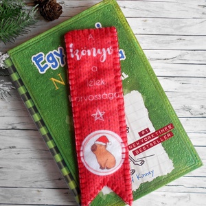 Capybara karácsonyi könyvjelző piros kötött alappal 2., Karácsony, Karácsonyi ajándékozás, Karácsonyi ajándékcsomagolás, Varrás, MESKA