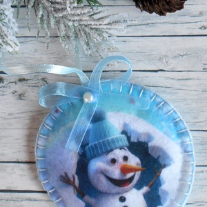 3D hatású 8 cm átmérőjű, kör alakú karácsonyfa dísz (vidám hóemberes kék sapiban), Karácsony, Karácsonyi lakásdekoráció, Karácsonyfadíszek, Varrás, MESKA