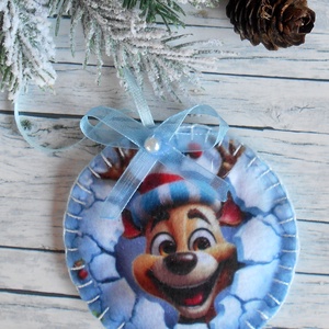 3D hatású 8 cm átmérőjű kör alakú karácsonyfa dísz (rénszarvas mikulás sapkában), Karácsony, Karácsonyi lakásdekoráció, Karácsonyfadíszek, Varrás, MESKA