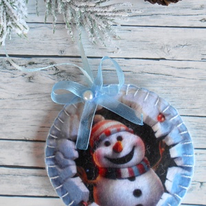 3D hatású 8 cm átmérőjű,  kör alakú karácsonyfa dísz (hóemberes csíkos sálban, sapiban) - Meska.hu