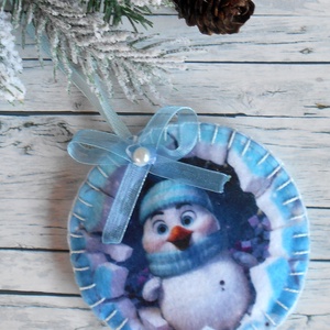 3D hatású  8 cm átmérőjű, kör alakú karácsonyfa dísz (cuki pingvin kék sapiban és sálban), Karácsony, Karácsonyi lakásdekoráció, Karácsonyfadíszek, Varrás, MESKA