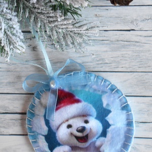 3D hatású  8 cm átmérőjű, kör alakú karácsonyfa dísz (cuki jegesmacis télapósapkában) - Meska.hu