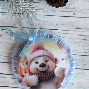 3D hatású  8 cm átmérőjű, kör alakú karácsonyfa dísz (cuki jegesmacis télapósapkában és sálban)) - Meska.hu