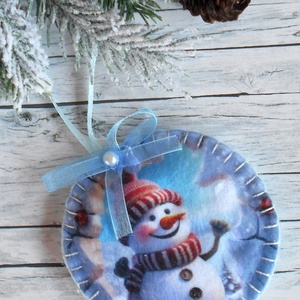 3D hatású 8 cm átmérőjű, kör alakú karácsonyfa dísz (vidám hóembere piros-fehér sapiban és sálban) - Meska.hu