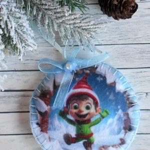 3D hatású  8 cm átmérőjű, kör alakú karácsonyfa dísz (vidám manós) - Meska.hu