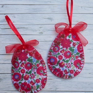 Fehér alapon apró kalocsai mintás húsvéti tojás szett (2 db), Otthon & Életmód, Dekoráció, Fali és függő dekoráció, Függődísz, Varrás, MESKA