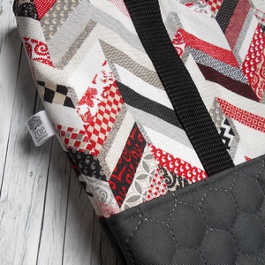 Nagyméretű grafitszürke steppelt és piros-fekete-szürke-bege patchwork mintás válltáska - táska & tok - kézitáska & válltáska - nagy pakolós táska - Meska.hu