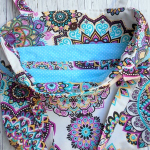 Fehér alapon pink-fekete-sárga-türkizkék mandala mintás válltáska - táska & tok - kézitáska & válltáska - válltáska - Meska.hu