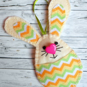 Zsebes nyuszi barkácsfilcből (narancs-almazöld-fehér cikk-cakk mintás), Otthon & Életmód, Dekoráció, Fali és függő dekoráció, Függődísz, Varrás, MESKA