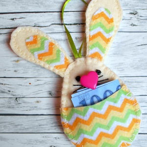 Zsebes nyuszi barkácsfilcből (narancs-almazöld-fehér cikk-cakk mintás) - otthon & életmód - dekoráció - fali és függő dekoráció - függődísz - Meska.hu