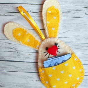 Zsebes nyuszi barkácsfilcből (sárga-fehér szívecske mintás) - otthon & életmód - dekoráció - fali és függő dekoráció - függődísz - Meska.hu