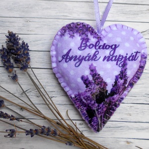 Anyák napi levendulával töltött szív dísz Boldog Anyák napját felirattal, Otthon & Életmód, Dekoráció, Fali és függő dekoráció, Függődísz, Varrás, MESKA