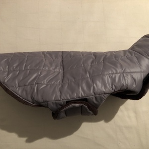 Kutyaruha wellsoft béléssel szürke-barna 40 cm, Otthon & Életmód, Kisállatoknak, Kutyáknak, Kutya ruházat, Varrás, MESKA