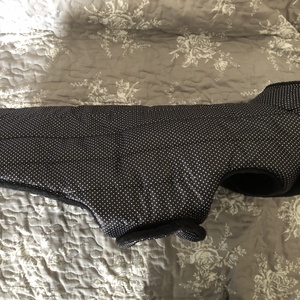 Kutyaruha wellsoft béléssel fekete alapon fehér tűpettyes-fekete francia bulldogoknak, 40 cm - otthon & életmód - kisállatoknak - kutyáknak - kutya ruházat - Meska.hu