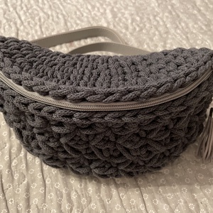 Szürke horgolt crossbody táska,övtáska, Táska & Tok, Kézitáska & válltáska, Válltáska, Horgolás, Varrás, MESKA