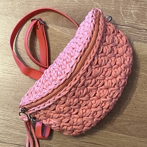 Korall színű horgolt crossbody övtáska - táska & tok - övtáska - Meska.hu
