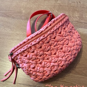 Korall színű horgolt crossbody övtáska - táska & tok - övtáska - Meska.hu